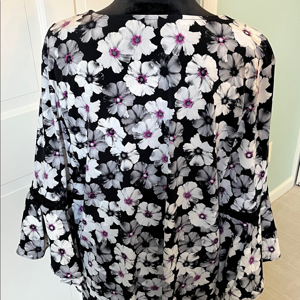 Alfani Black and White Floral Bell Sleeve Blouse EUC - Picture 4 of 6